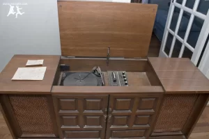 old-house-crazy-diy-restore-an-old-stereo-console-02.webp