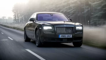 rolls-royce-ghost-black-badge-versace.webp