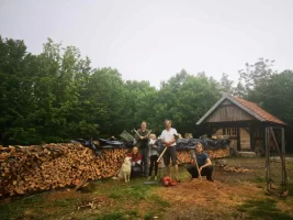 Woodpile Lina and family pciture small.webp